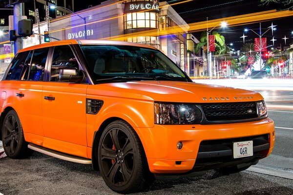 Sportliches orange gebürstetes Auto