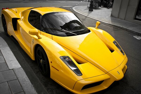 Der prestigeträchtige Ferrari-Supersportwagen in Gelb