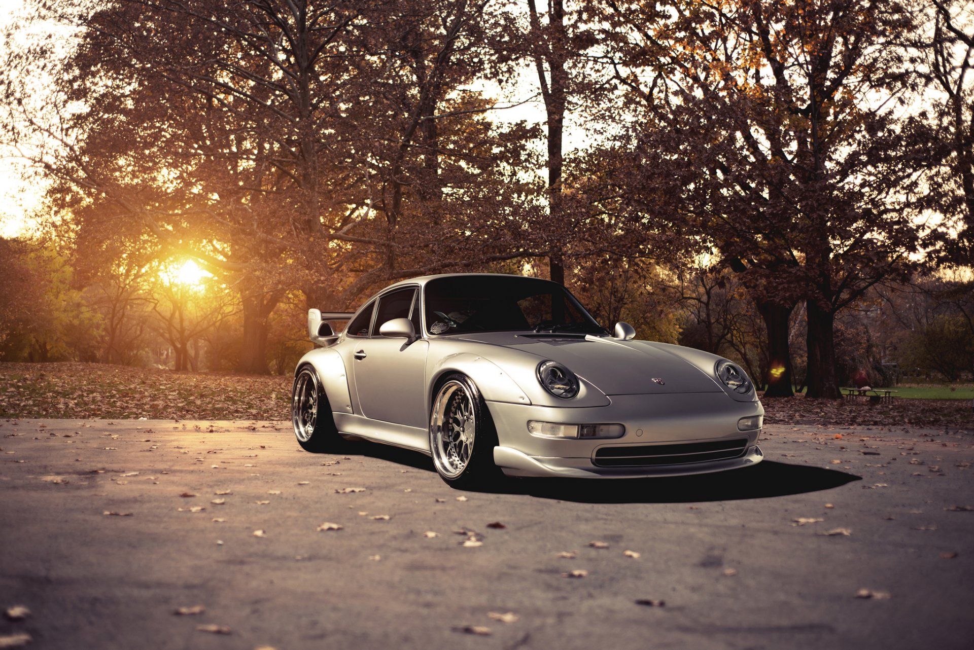 porsche 911 gt2 silber vorne porsche silber bäume sonne blendung