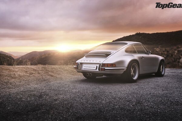 Kleiner Porsche bei Sonnenuntergang