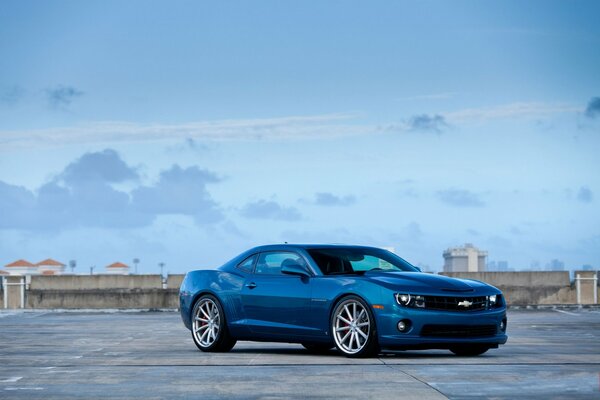 Blauer Chevrolet Camaro ss Vorderansicht