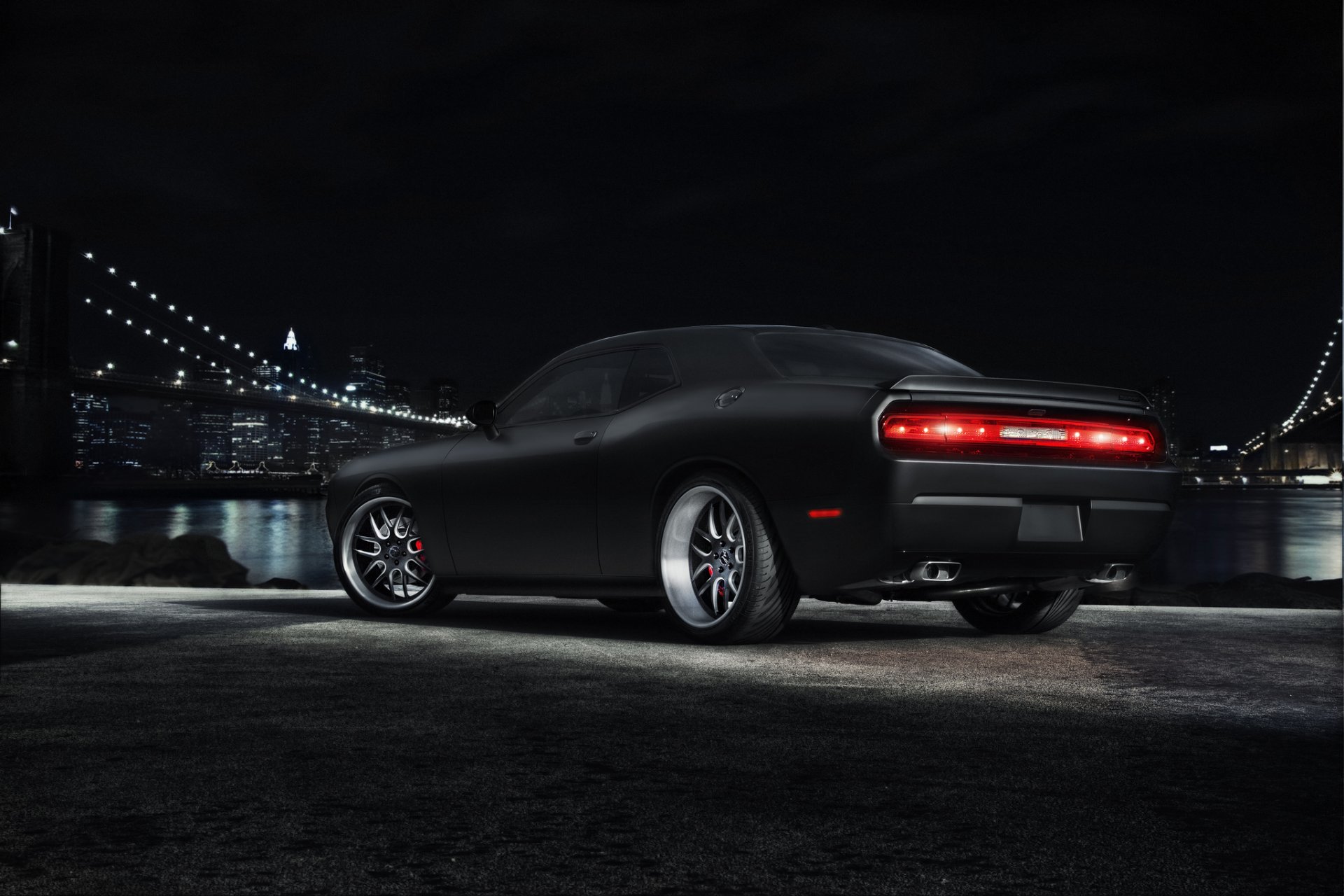 ausweichen challenger schwarz muscle car dodge challenger muscle car brücke stadt metropole nacht