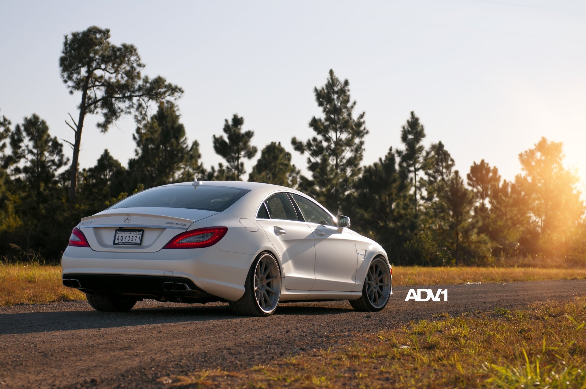 mercedes-benz cls63 amg mercedes cls63 amg limousine weiß rückansicht straße bäume