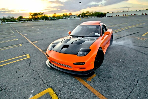 Orangefarbener sportlicher Mazda driftet