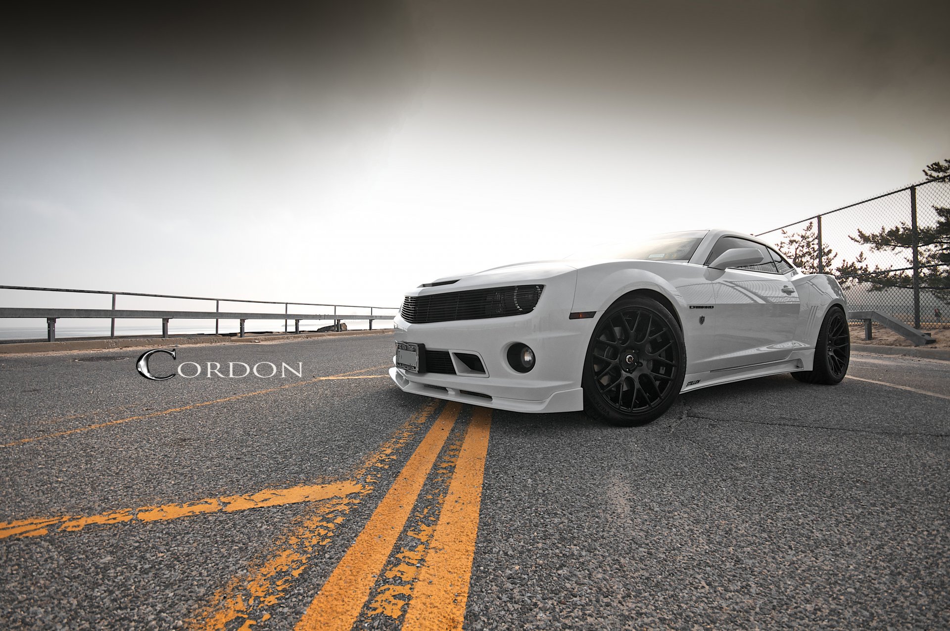 chevrolet camaro ss weiß räder chevrolet camaro straße markierung