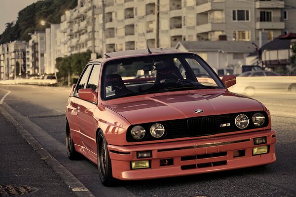 Roter BMW auf den Straßen der Stadt. Geschwindigkeit und Kraft