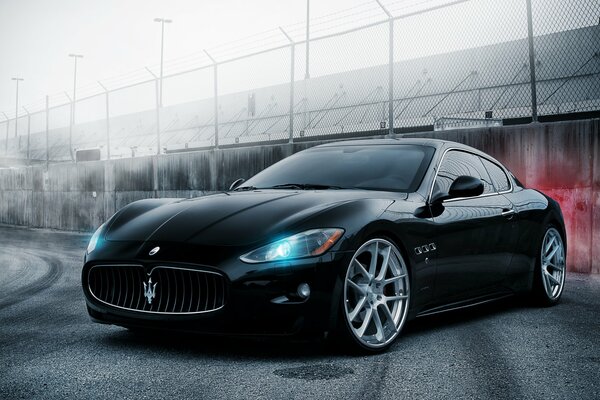 Schwarzer Maserati. Alufelgen. Helle Scheinwerfer
