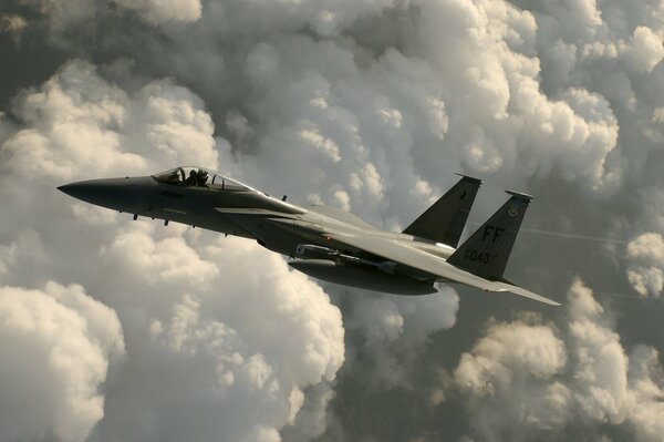 Amerikanischer Kampfjet auf dem Hintergrund der Wolken