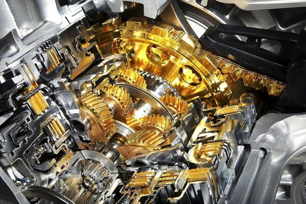 Der Motor des Autos mit den metallischen Zahnrädern
