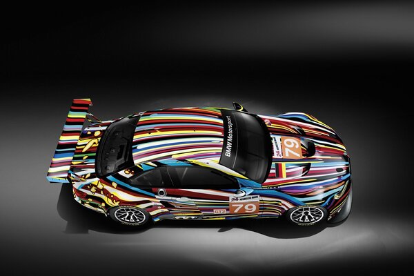 Lustiges gestreiftes Sportauto mit Heckspoiler