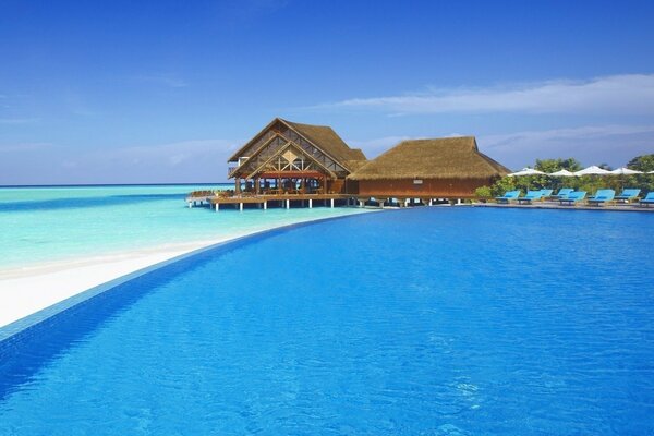 Pool am Meer bei sonnigem Wetter