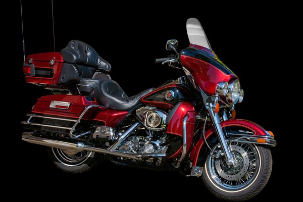 Ein rot-schwarzes harley-davidson-Fahrrad
