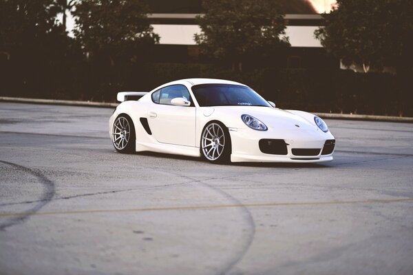 Weißer Porsche auf grauem Asphalt