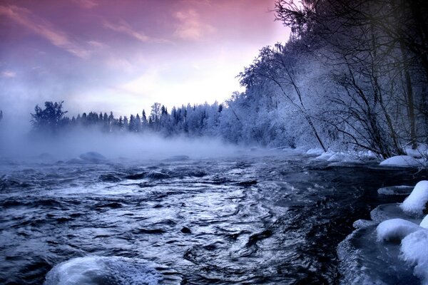 Winterlandschaft. der Fluss und der verschneite Wald