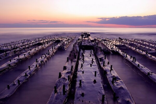 Blöcke im Meer vor dem Hintergrund eines schönen roten Sonnenuntergangs