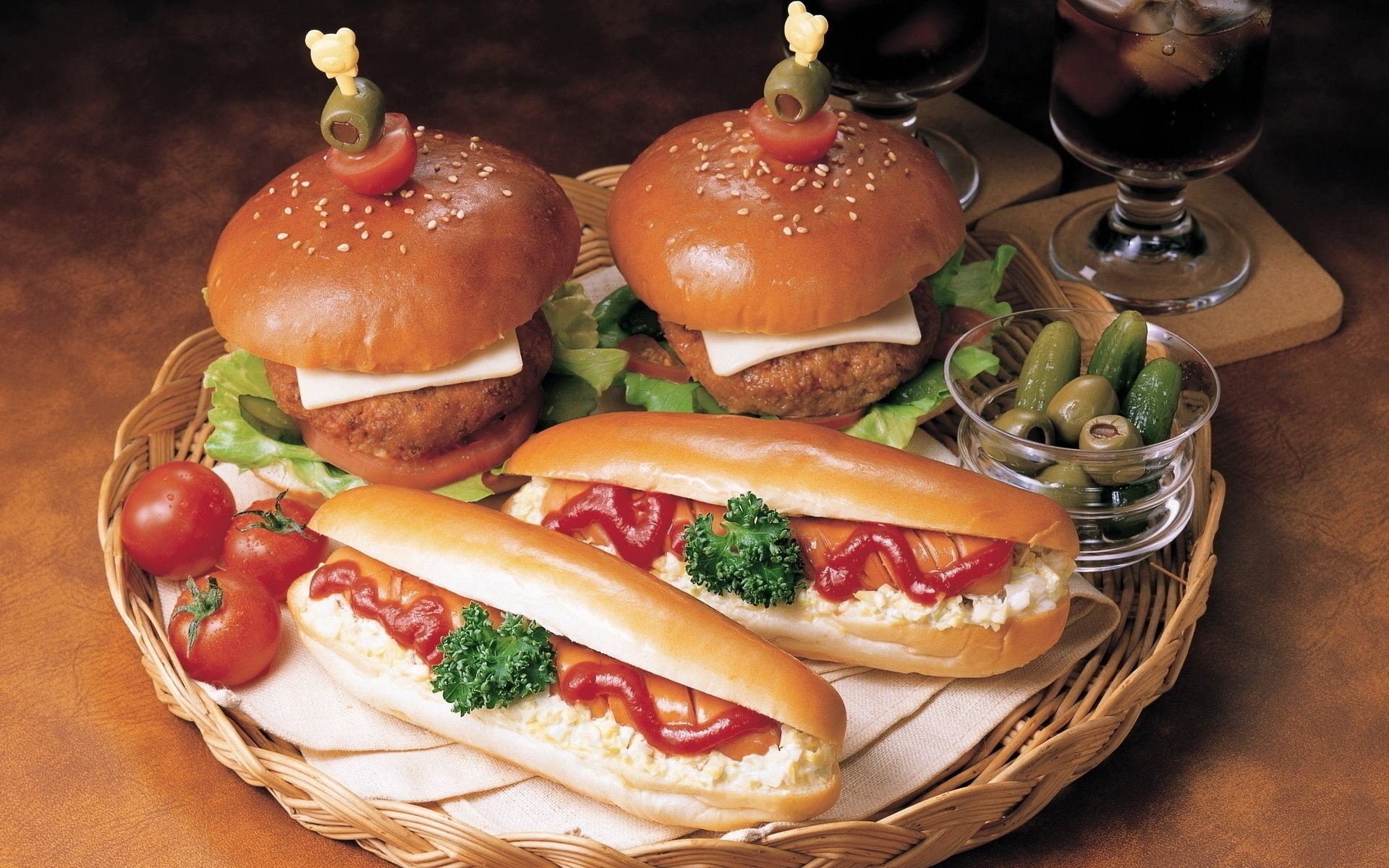 tablett schnitzel sandwiches gläser burger