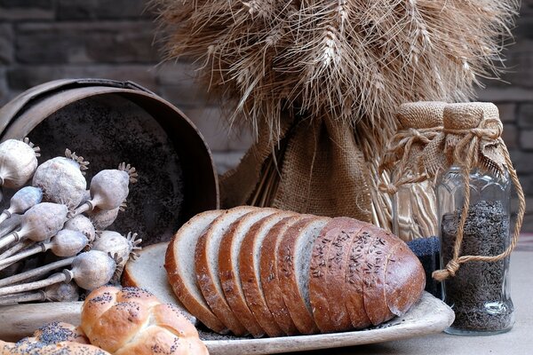 Leckere Brötchen und gehackte Brote