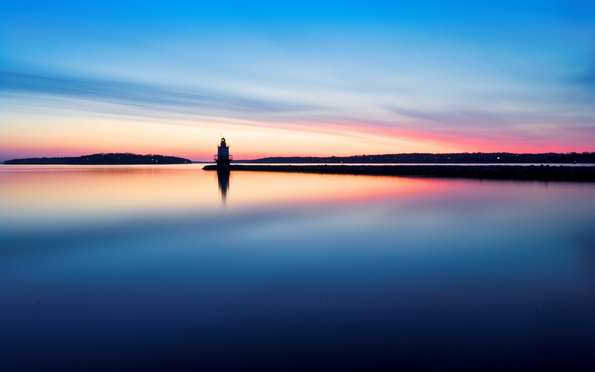 leuchtturm wasser reflexion morgen