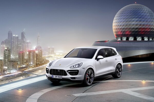 Weißer Porsche Cayenne in der Nähe des Hubschrauberlandeplatzes