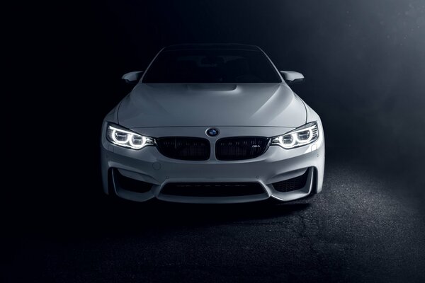 Vor dem Bmw weiß