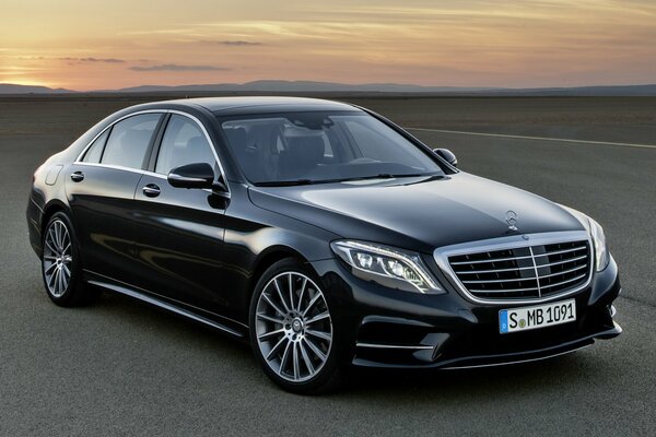 Mercedes Benz auf einer leeren asphaltierten Baustelle