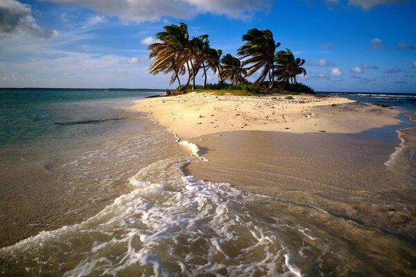Insel im Meer auf Himmelshintergrund