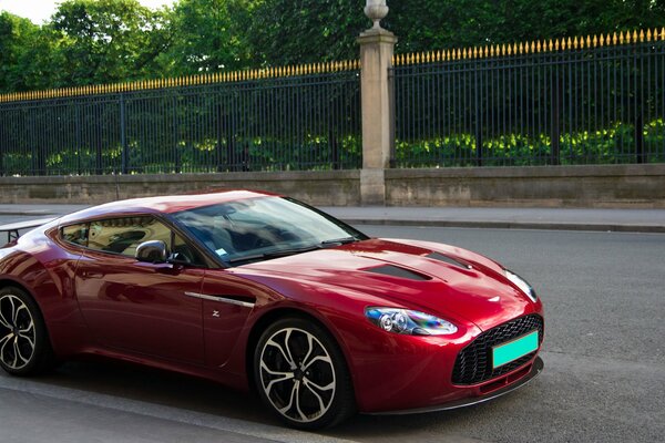 Dunkelroter Aston Martin auf der Straße