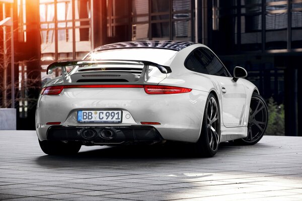 Weißer Porsche in einem schönen Parkplatz