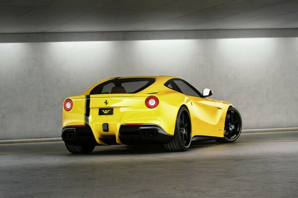 Rückansicht des gelben Ferrari f12 berlinetta