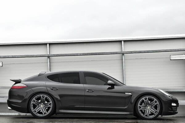 Schwarzer Porsche Panamera auf grauem