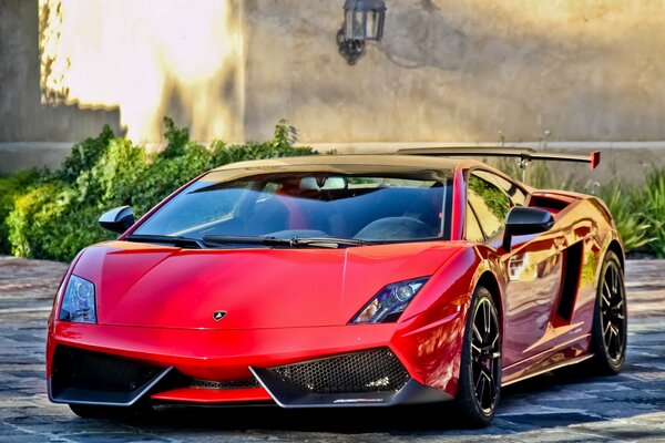 Ungewöhnliches Design des roten Lamborghini Supersportwagens