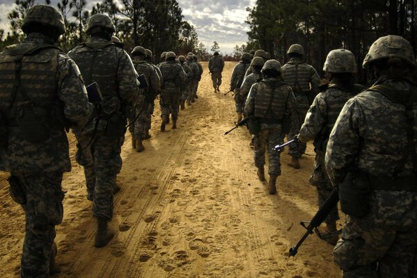 Militärische Jungs gehen auf Mission