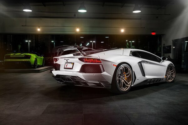 Das weiße Auto lp700-4 novitec torado. lamborghini aventador