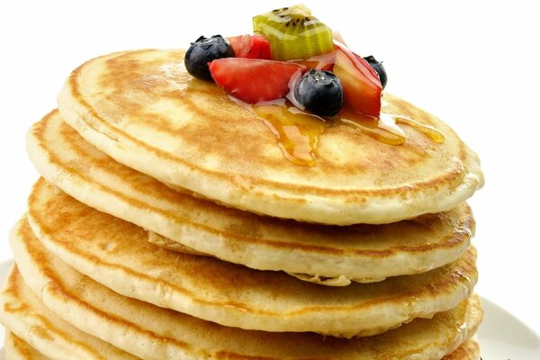 Pfannkuchen mit Früchten, Beeren und Honig