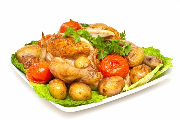 Kartoffeln, Hühnchen und Tomaten auf einem Teller