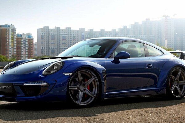 Porsche carrera 911 vor dem Hintergrund von mehrstöckigen Häusern