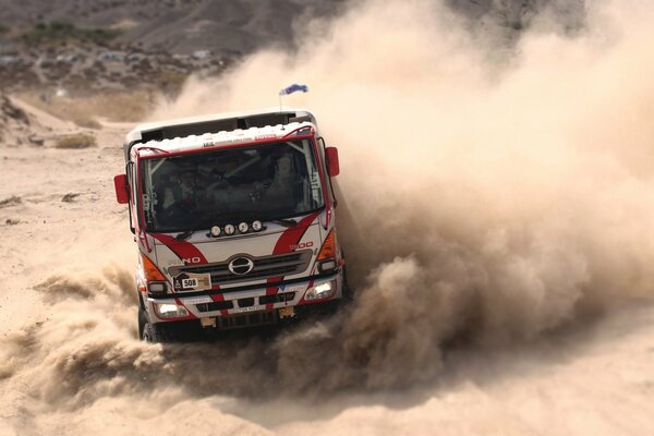 Sport-LKW staubt auf der Strecke im Sand ab