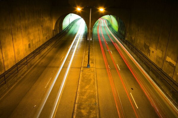 Faszinierende zwei Feuertunnel