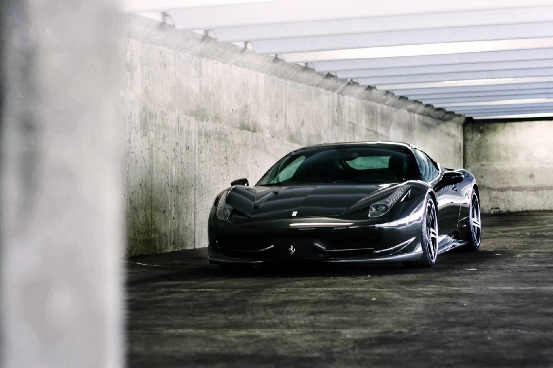 ferrari 458 italia schwarz ferrari italien wand parkplatz lampen reflexion
