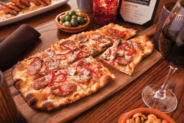 Vollzeit-Pizza mit Wurst und Pfeffer