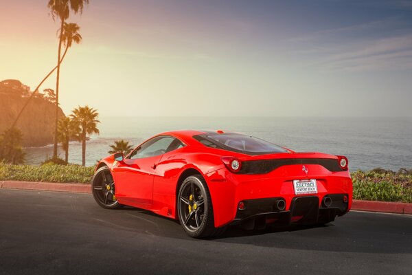 Roter ferrari 458 speciale am Meer