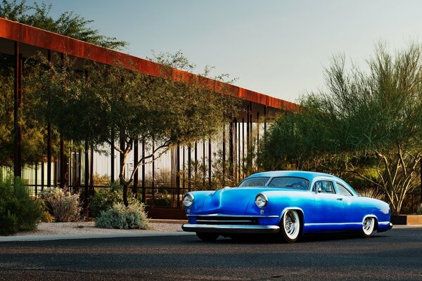 Blauer Retro-Chevrolet auf Sonnenuntergang Hintergrund