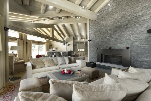Kamin und Holzbalken im Design