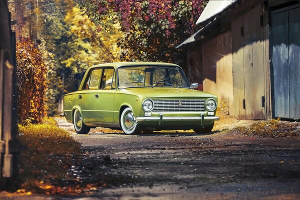 Grünes Retro Auto Lada