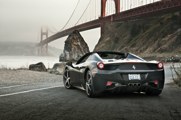 Ferrari in der Nähe einer Brücke in San Francisco