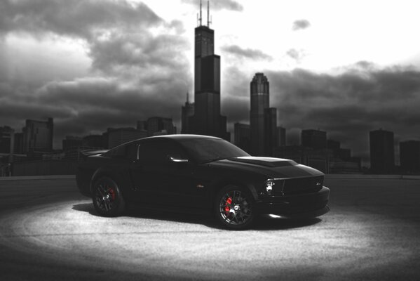 Ford Mustang schlief in der schlafenden Stadt ein