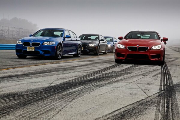 Mehrere BMW-Autos fahren auf dem Drift trksse