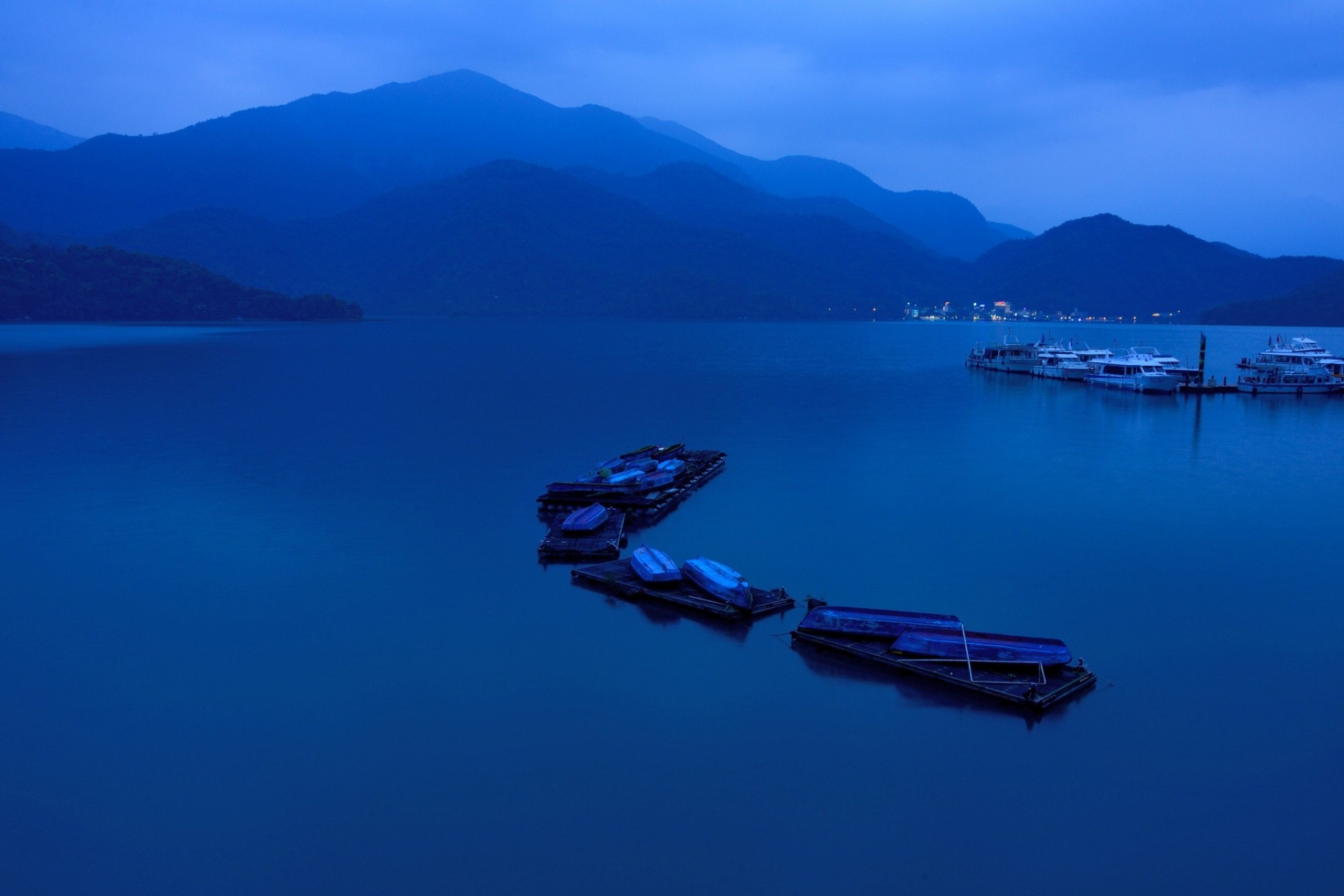 lichter bucht nacht paar berge boote