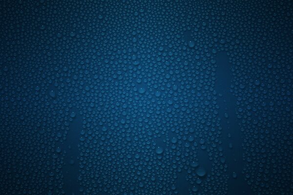 Blaue transparente Tropfen auf Glas