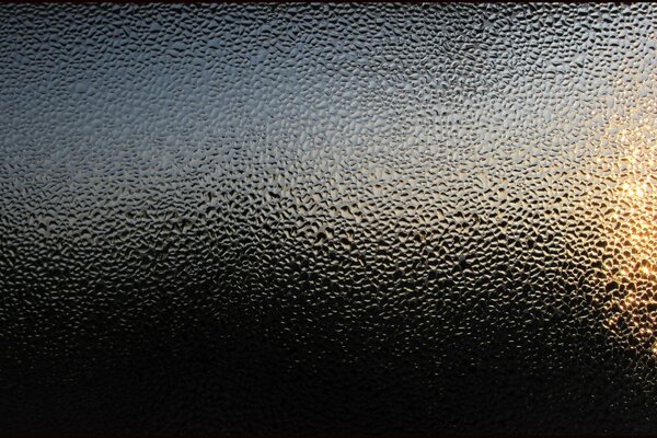 Blendung von Licht auf nassem Glas